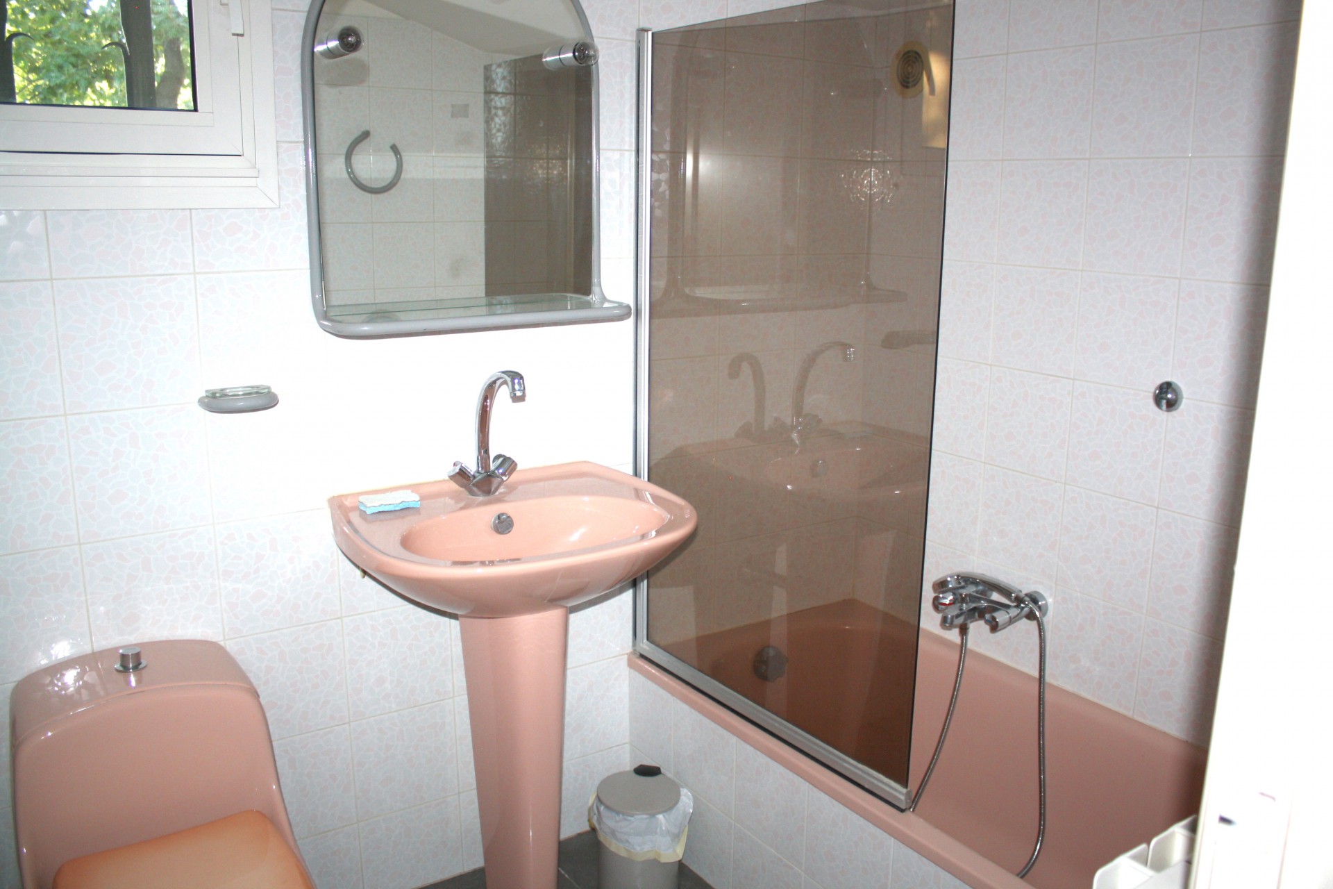 salle de bain 3 avec baignoire et WC